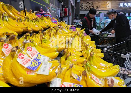 YANTAI, CHINA - 9. DEZEMBER 2023 - Verbraucher kaufen Obst in einem Supermarkt in Yantai, ostchinesischer Provinz Shandong, 9. Dezember 2023. Stockfoto