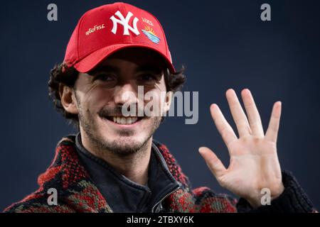 Turin, Italien. 8. Dezember 2023. Pecco Bagnaia gibt Gesten vor dem Fußballspiel der Serie A zwischen Juventus FC und SSC Napoli. Quelle: Nicolò Campo/Alamy Live News Stockfoto