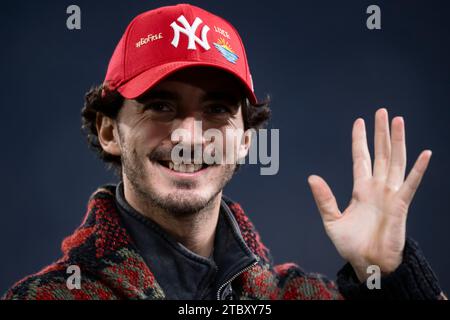 Turin, Italien. 8. Dezember 2023. Pecco Bagnaia gibt Gesten vor dem Fußballspiel der Serie A zwischen Juventus FC und SSC Napoli. Quelle: Nicolò Campo/Alamy Live News Stockfoto