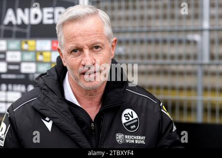 Sandhausen, Deutschland. Dezember 2023. Jens Keller (Trainer, Cheftrainer, SVS), Einzelbild, Einzelfoto, Aktion, Aktion, Porträt, Porträt, 09.12.2023, Sandhausen (Deutschland), Fussball, 3. LIGA, SV SANDHAUSEN - SV WALDHOF MANNHEIM, DFB/DFL-VORSCHRIFTEN VERBIETEN DIE VERWENDUNG VON FOTOGRAFIEN ALS BILDSEQUENZEN UND/ODER QUASI-VIDEO. Quelle: dpa/Alamy Live News Stockfoto