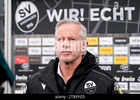 Sandhausen, Deutschland. Dezember 2023. Jens Keller (Trainer, Cheftrainer, SVS), Einzelbild, Einzelfoto, Aktion, 09.12.2023, Sandhausen (Deutschland), Fussball, 3. LIGA, SV SANDHAUSEN - SV WALDHOF MANNHEIM, DFB/DFL-VORSCHRIFTEN VERBIETEN JEDE VERWENDUNG VON FOTOGRAFIEN ALS BILDSEQUENZEN UND/ODER QUASI-VIDEO. Quelle: dpa/Alamy Live News Stockfoto