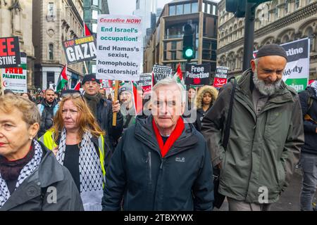 London Großbritannien. DEZEMBER 2023. John McDonnell marschiert vor dem Nationalmarsch für Palästina. Credit Milo Chandler/Alamy Live News Stockfoto