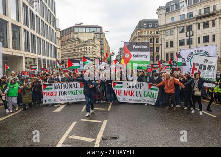 London Großbritannien. DEZEMBER 2023. Pro-Palästina-Demonstranten treffen sich vor Beginn des Nationalmarsches an der Bank Junction. Credit Milo Chandler/Alamy Live News Stockfoto