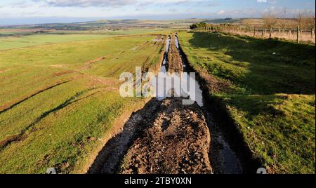 Eine mehrfach gerutschte Straße in Wiltshire, die durch Geländefahrzeuge beschädigt wurde. Stockfoto