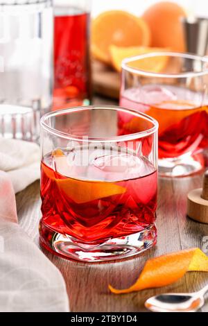 Ein klassischer negroni mit gleichen Teilen aus Campari, Gin und süßem Wermut, garniert mit Orangenschale. Der perfekte Aperitif vor dem Abendessen Stockfoto