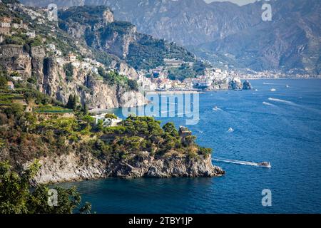 Der Bootsverkehr verkehrt in und aus der Stadt Amalfi an der Westküste Kampaniens, Italien. Stockfoto