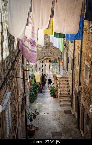 Eine alte und ruhige Seitenstraße in Dubrovnik, Kroatien abseits der Touristen. Stockfoto