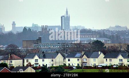 Glasgow, Schottland, Großbritannien. Dezember 2023. Wetter in Großbritannien: Sturm Elin sah einen elenden nassen windigen Tag über dem Westen der Stadt, wobei die gotische Universität glasgow sich gegen die Stadt absetzte, die in der begrenzten Sicht verloren ging. Credit Gerard Ferry/Alamy Live News Stockfoto