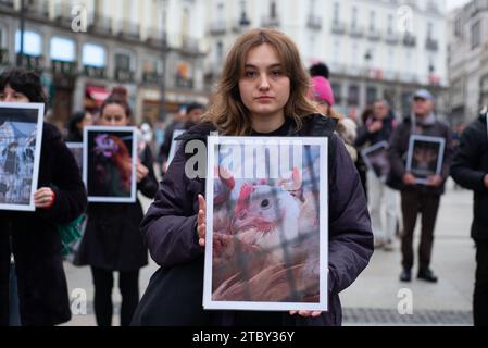 Dutzende von Menschen halten Fotos von Tieren während einer Demonstration zum Internationalen Tag der Tierrechte in Puerta del Sol am 9. Dezember 2023 in Mad Stockfoto