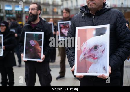 Dutzende von Menschen halten Fotos von Tieren während einer Demonstration zum Internationalen Tag der Tierrechte in Puerta del Sol am 9. Dezember 2023 in Mad Stockfoto