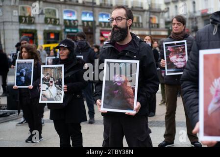 Dutzende von Menschen halten Fotos von Tieren während einer Demonstration zum Internationalen Tag der Tierrechte in Puerta del Sol am 9. Dezember 2023 in Mad Stockfoto