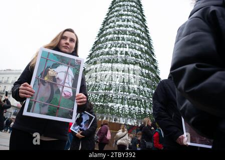 Dutzende von Menschen halten Fotos von Tieren während einer Demonstration zum Internationalen Tag der Tierrechte in Puerta del Sol am 9. Dezember 2023 in Mad Stockfoto