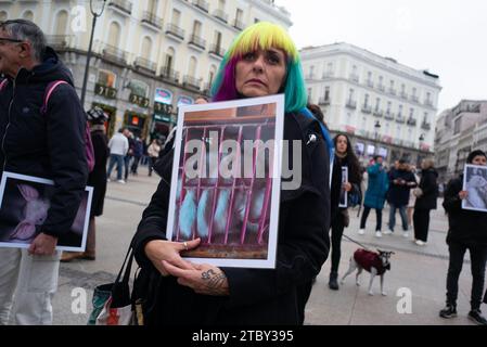 Dutzende von Menschen halten Fotos von Tieren während einer Demonstration zum Internationalen Tag der Tierrechte in Puerta del Sol am 9. Dezember 2023 in Mad Stockfoto