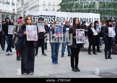 Dutzende von Menschen halten Fotos von Tieren während einer Demonstration zum Internationalen Tag der Tierrechte in Puerta del Sol am 9. Dezember 2023 in Mad Stockfoto