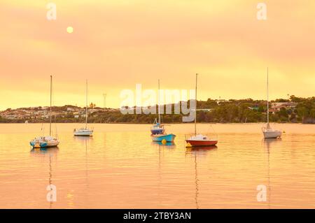 Yachten und Boote auf dem Swan River bei Bicton mit orangefarbenem und gelbem Rauchnebel durch eine vorgeschriebene Verbrennung, um ein Waldfeuer zu verhindern, in Perth, Western Australia. Stockfoto