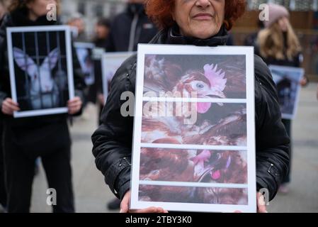 Madrid, Spanien. Dezember 2023. Dutzende von Menschen halten Fotos von Tieren während einer Demonstration zum Internationalen Tag der Tierrechte in der Puerta del Sol am 9. Dezember 2023 in Madrid, Spanien. (Foto: Oscar Gonzalez/SIPA USA) (Foto: Oscar Gonzalez/SIPA USA) Credit: SIPA USA/Alamy Live News Stockfoto