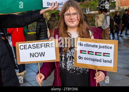 Bournemouth, Dorset, Großbritannien. Dezember 2023. Jetzt erheben wir uns, Tag der Aktion, einer von vielen im ganzen Land, als Umweltgruppen aus Bournemouth, Christchurch und Poole marschieren, um Maßnahmen zu fordern, um Treibhausgase zu senken und Klimagerechtigkeit zu fordern. Die Veranstaltung fällt mit der COP28 zusammen, auf der sich führende Politiker der Welt in Dubai treffen, um auf die Bewältigung der Klimakrise hinzuarbeiten. Quelle: Carolyn Jenkins/Alamy Live News Stockfoto