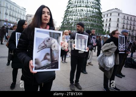 Madrid, Spanien. Dezember 2023. Dutzende von Menschen halten Fotos von Tieren während einer Demonstration zum Internationalen Tag der Tierrechte in der Puerta del Sol am 9. Dezember 2023 in Madrid, Spanien. (Foto: Oscar Gonzalez/SIPA USA) (Foto: Oscar Gonzalez/SIPA USA) Credit: SIPA USA/Alamy Live News Stockfoto