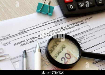 Angabe des Betrags der verdienten oder angefallenen Verluste und der Körperschaftsteuer, Steuerformulare CIT-8 auf der Buchprüfertabelle mit Pen und polnischem Zloty Mo Stockfoto