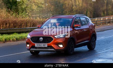 Milton Keynes, Bucks, UK - 12. Dezember 2023: Exklusives T-GDI-Auto mit 2023 MG ZS auf einer britischen Straße Stockfoto