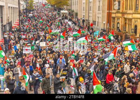 London Großbritannien. DEZEMBER 2023. Tausende marschieren durch das Zentrum Londons auf dem Nationalmarsch für Palästina. Credit Milo Chandler/Alamy Live News Stockfoto