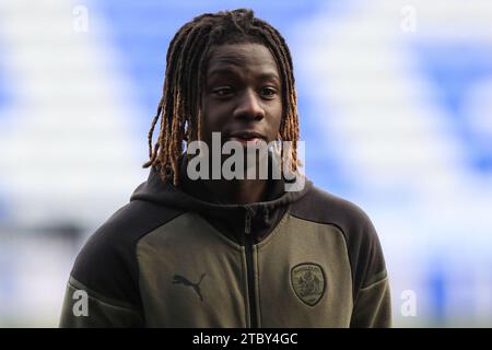 Fábio Jaló #12 von Barnsley kommt während des Spiels Reading der Sky Bet League 1 gegen Barnsley im Select Car Leasing Stadium, Reading, Großbritannien, 9. Dezember 2023 (Foto: Alfie Cosgrove/News Images) Stockfoto