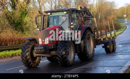 Milton Keynes, Bucks, Großbritannien - 12. Dezember 2023: Valtra N 123-Traktor auf britischer Straße. Stockfoto