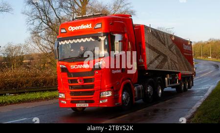 Milton Keynes, Bucks, UK - 12. Dezember 2023: 2023 roter Scania-Lkw auf einer britischen Straße Stockfoto