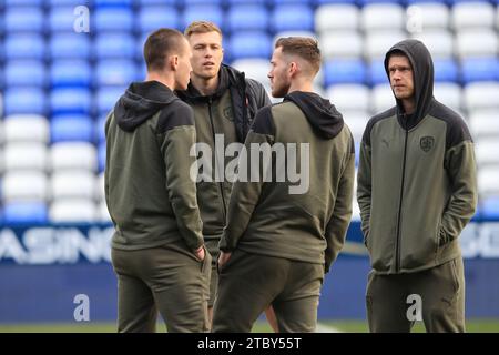 Reading, Großbritannien. Dezember 2023. Das Barnsley-Team kommt während des Spiels Reading der Sky Bet League 1 gegen Barnsley im Select Car Leasing Stadium, Reading, Großbritannien, 9. Dezember 2023 (Foto: Alfie Cosgrove/News Images) in Reading, Großbritannien am 9. Dezember 2023 an. (Foto: Alfie Cosgrove/News Images/SIPA USA) Credit: SIPA USA/Alamy Live News Stockfoto