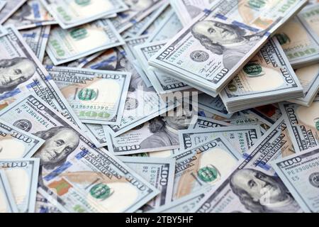 Sehr viele US-Dollar-Scheine aus nächster Nähe. Riesige Menge an us-Banknoten auf einem flachen Tisch Stockfoto