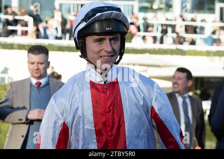 Ascot, Großbritannien. November 2023. Jockey Niall Houlihan fährt in den Parade Ring, um beim Coral Hürdle Race auf dem November Racing Saturday Meeting auf der Ascot Racecourse gegen Goshen zu fahren. Kredit: Maureen McLean/Alamy Stockfoto