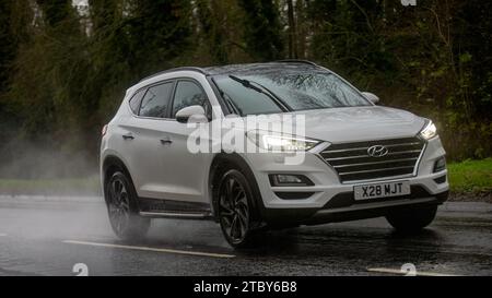 Milton Keynes, Bucks, UK - 9. Dezember 2023: Hyundai Tucson SUV-Auto mit 2019 weißem Dieselmotor, das auf nasser Straße fährt, im Regen und bei eingeschalteten Scheinwerfern Stockfoto