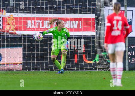 Eindhoven, Niederlande. Dezember 2023. EINDHOVEN, NIEDERLANDE - 9. DEZEMBER: Regina van Eijk von Ajax während des Azerion Vrouwen Eredivisie Spiels zwischen PSV und Ajax auf dem PSV Campus de Herdgang am 9. Dezember 2023 in Eindhoven, Niederlande. (Foto von Joris Verwijst/Orange Pictures) Credit: Orange Pics BV/Alamy Live News Stockfoto