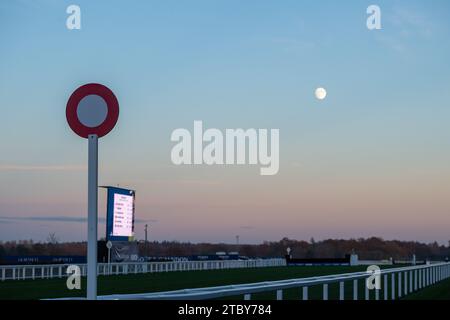 Ascot, Großbritannien. November 2023. Der Mond erhebt sich über der Rennstrecke auf der Ascot Racecourse. Kredit: Maureen McLean/Alamy Stockfoto