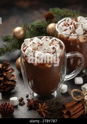 Zwei Tassen heiße Schokolade und Marshmallows mit Feiertagshintergrund Stockfoto