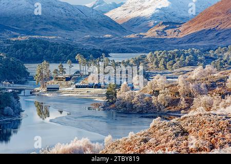 Glen Affric Cannich Schottland Winter Morgen Sonne und Frost über den Affric Estate Häusern und schneebedeckten Hügeln Stockfoto