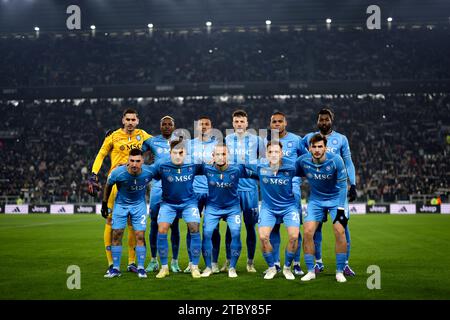 Turin, Italien. Dezember 2023. Der SSC Napoli, der elf startet, steht vor dem Start für ein Teamfoto in der hinteren Reihe ( L bis R ); Alex Meret, Victor Osimhen, Juan Jesus, Amir Rrahmani, Natan de Souza und Frank Andre Anguissa, erste Reihe ( L bis R ); Matteo Politano, Giovanni Di Lorenzo, Stanislav Lobotka, Piotr Zielinski und Khvicha Kvaratskhelia, im Allianz Stadium in Turin. Der Bildnachweis sollte lauten: Jonathan Moscrop/Sportimage Credit: Sportimage Ltd/Alamy Live News Stockfoto