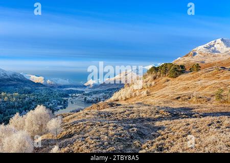 Glen Affric Cannich Schottland Winterblick am frühen Morgen Sonnenschein auf der frostigen Landschaft und schneebedeckten Hügeln Stockfoto