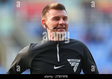 Schiedsrichter Oliver Yates während des Vorspiels vor dem Sky Bet League 1 Match Reading gegen Barnsley im Select Car Leasing Stadium, Reading, Großbritannien, 9. Dezember 2023 (Foto: Gareth Evans/News Images) Stockfoto