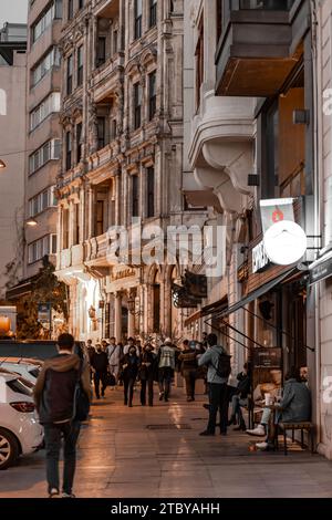 Istanbul, Türkei - 22. November 2021: Blick von den Beyoglu-Straßen, generische Architektur im beliebtesten Viertel Istanbuls. Stockfoto