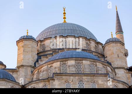 Die neue Moschee, benannt nach ihrem teilweisen Wiederaufbau und ihrer Fertigstellung zwischen 1660 und 1665, ist eine osmanische Kaisermoschee in Eminonu, Istanbul Stockfoto