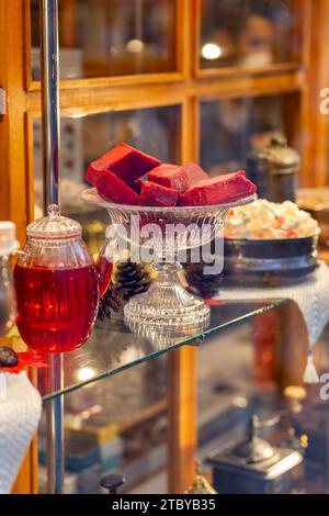 Istanbul, Türkei - 22. November 2021: Traditionelle und moderne türkische Süßigkeiten und Desserts in einem Geschäft in Istanbul, Turkiye. Stockfoto