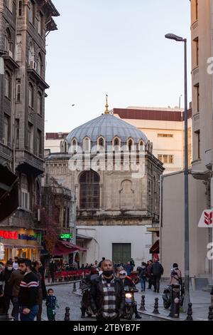 Istanbul, Türkei - 22. November 2021: Blick von den Straßen in Eminonu, generische Architektur auf der europäischen Seite von Istanbul. Stockfoto