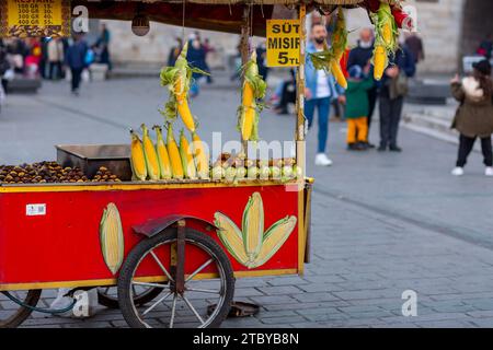 Istanbul, Turkiye - 22. November 2021: Geröstete Kastanien und Getreidekörner werden auf einem Händlerwagen verkauft, beliebte Street Food in Istanbul, Turkiye. Stockfoto