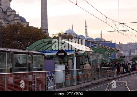 Istanbul, Türkei - 22. November 2021: Menschen, die an der Straßenbahnhaltestelle Eminonu in Istanbul auf die Straßenbahn warten. Eminonu ist einer der am meisten überfüllten Verkehrsmittel Stockfoto