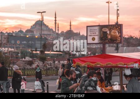 Istanbul, Türkei - 22. November 2021: Blick von den Straßen in Eminonu, generische Architektur auf der europäischen Seite von Istanbul. Die Suleymaniye-Moschee im Ba Stockfoto