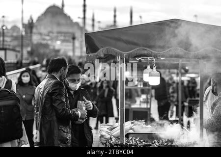 Istanbul, Turkiye - 22. November 2021: Geröstete Kastanien und Getreidekörner werden auf einem Händlerwagen verkauft, beliebte Street Food in Istanbul, Turkiye. Stockfoto