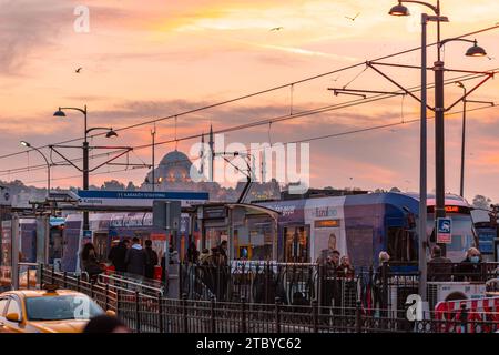 Istanbul, Türkei - 22. November 2021: Menschen, die an der Straßenbahnhaltestelle Karakoy in Istanbul auf die Straßenbahn warten. Karakoy ist einer der am meisten überfüllten Verkehrsmittel Stockfoto