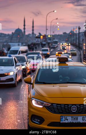 Istanbul, Turkiye - 22. November 2021: Abendlicher Verkehr auf der Galata-Brücke über das Goldene Horn in Istanbul. Stockfoto