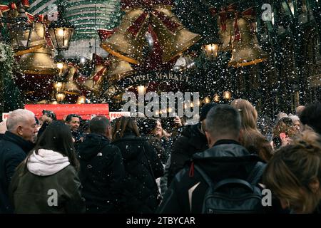 Leute, die den falschen Schneefall in London genießen, Covent Garden Stockfoto